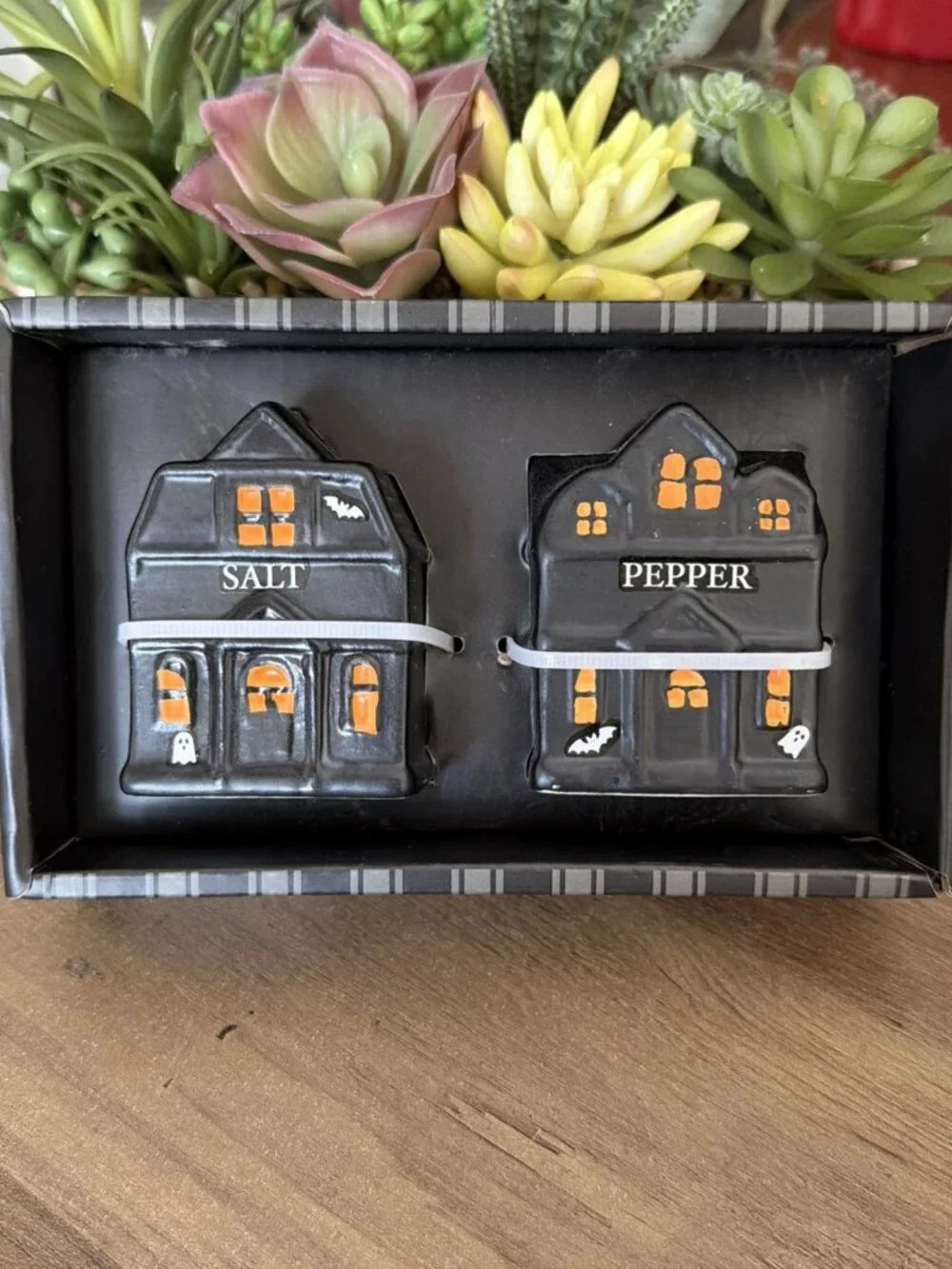 10 Strawberry Street Haunted House Ceramic Salt & Pepper Shaker Set - NIB